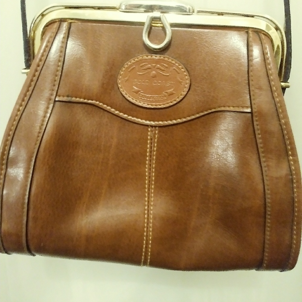 GOLD COAST CROSSBODY BAG.